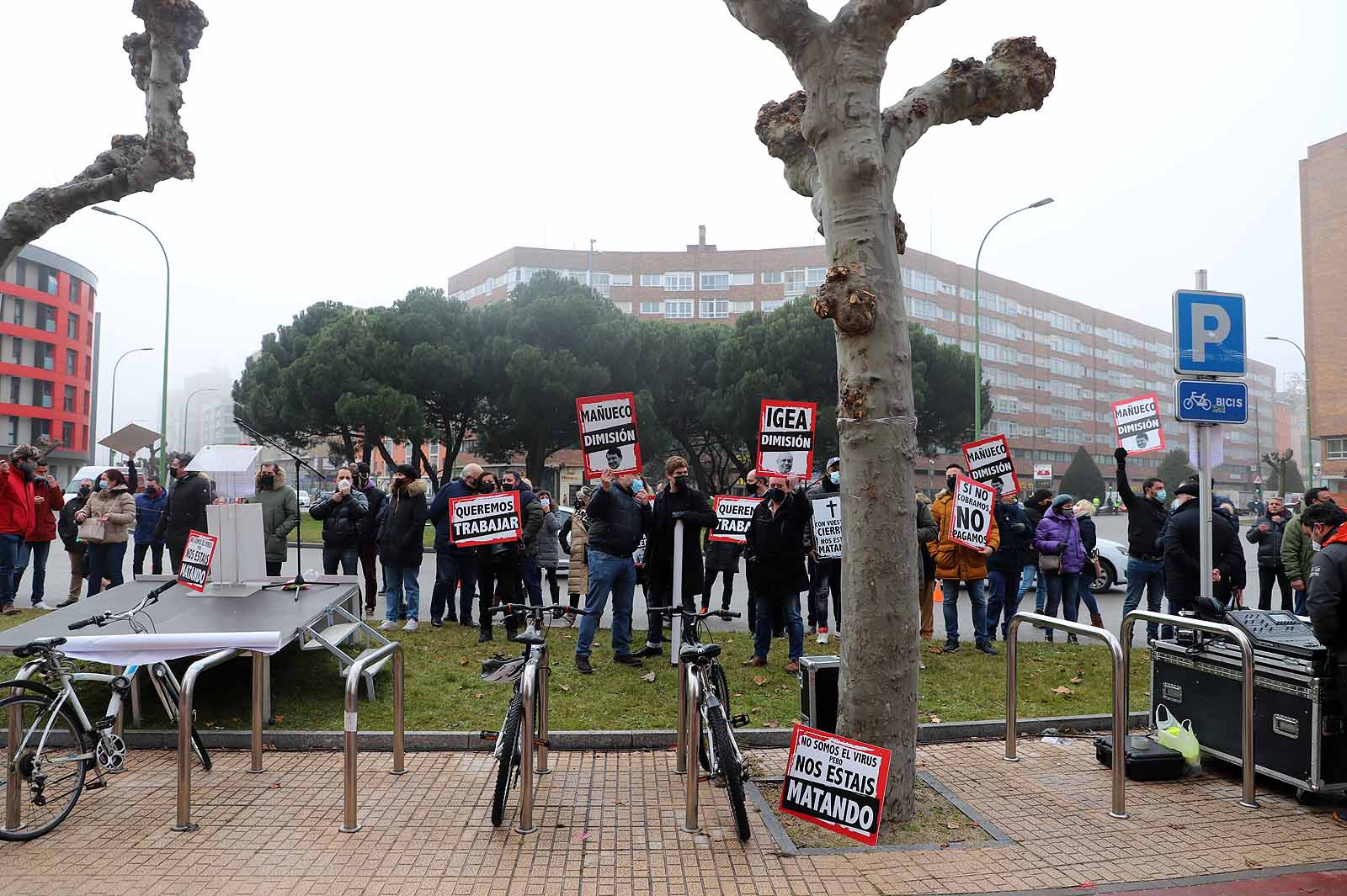 Alrededor de 250 personas se concentran en la delegación de la Junta para pedir ayudas directas para el sector.