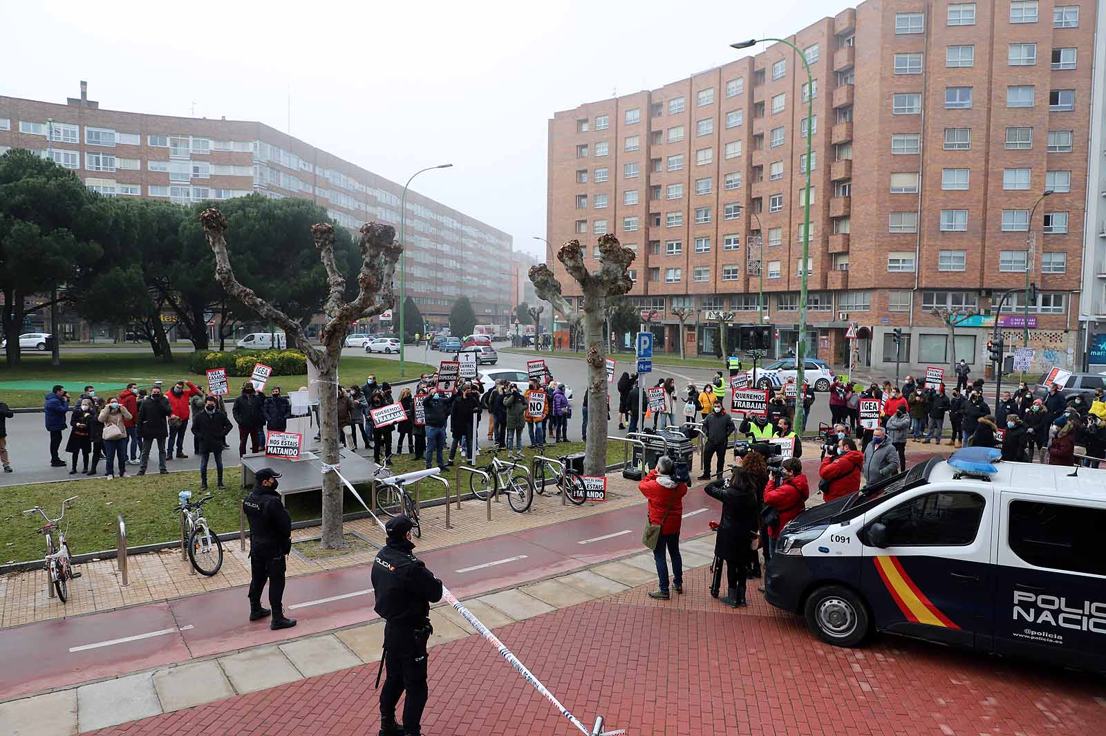 Alrededor de 250 personas se concentran en la delegación de la Junta para pedir ayudas directas para el sector.