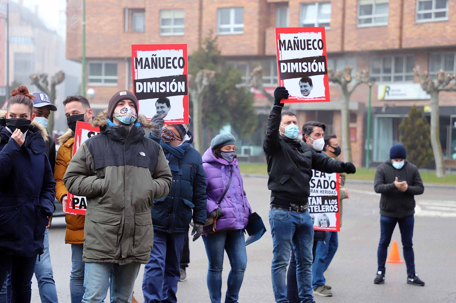 Alrededor de 250 personas se concentran en la delegación de la Junta para pedir ayudas directas para el sector.