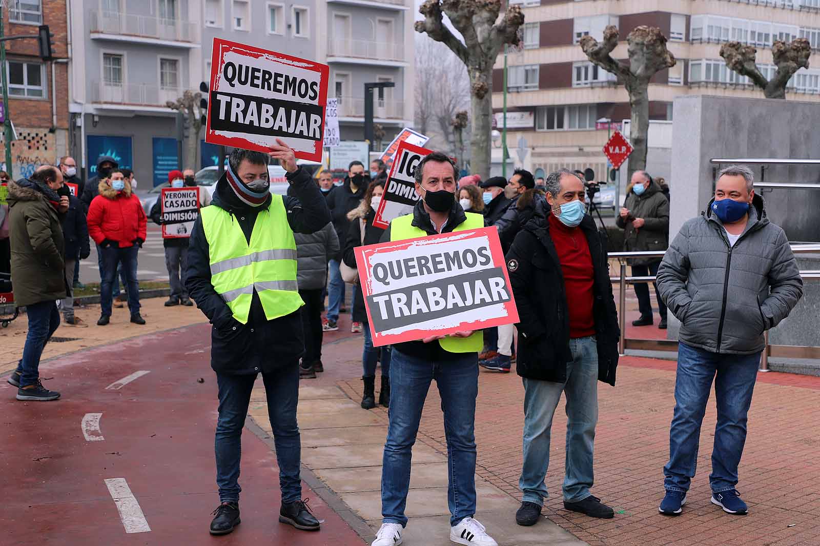 Alrededor de 250 personas se concentran en la delegación de la Junta para pedir ayudas directas para el sector.