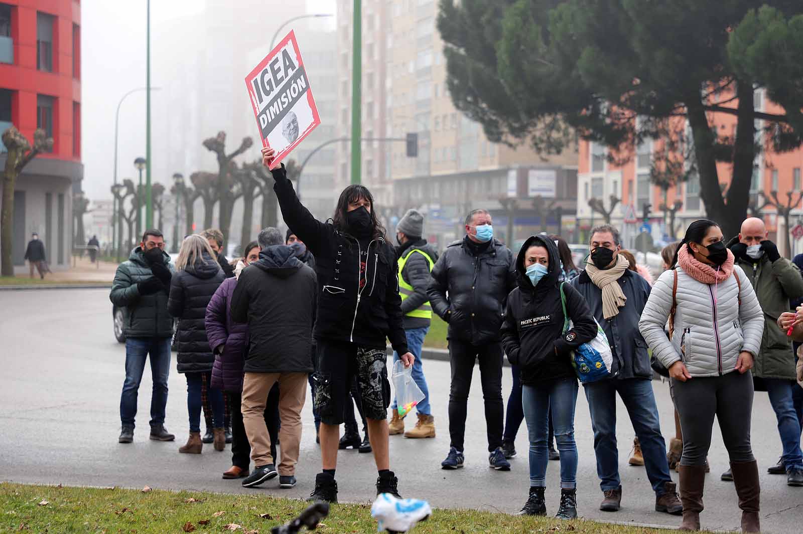 Alrededor de 250 personas se concentran en la delegación de la Junta para pedir ayudas directas para el sector.