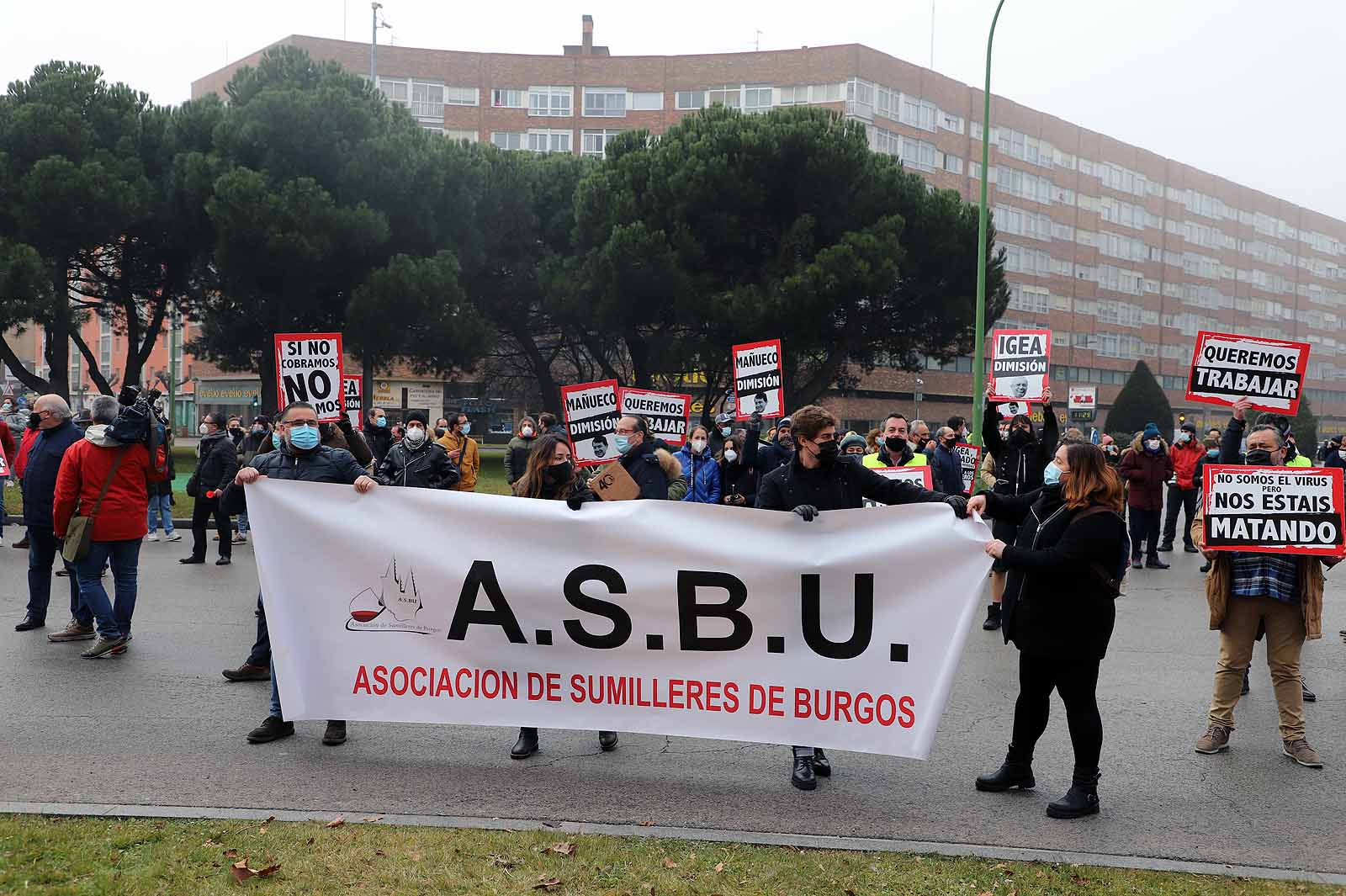 Alrededor de 250 personas se concentran en la delegación de la Junta para pedir ayudas directas para el sector.