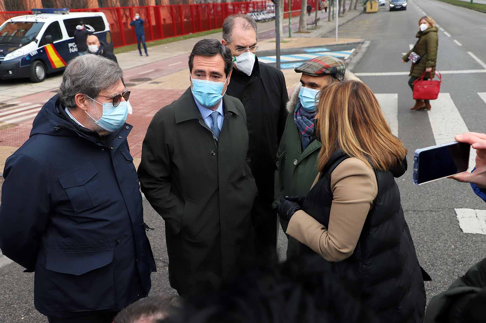 Alrededor de 250 personas se concentran en la delegación de la Junta para pedir ayudas directas para el sector.