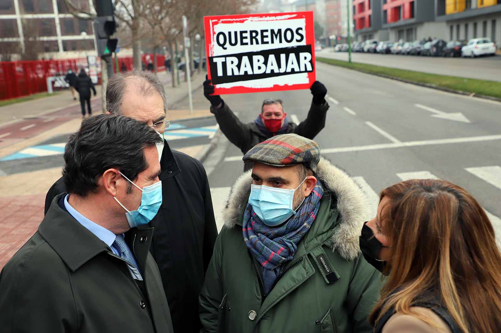 Alrededor de 250 personas se concentran en la delegación de la Junta para pedir ayudas directas para el sector.