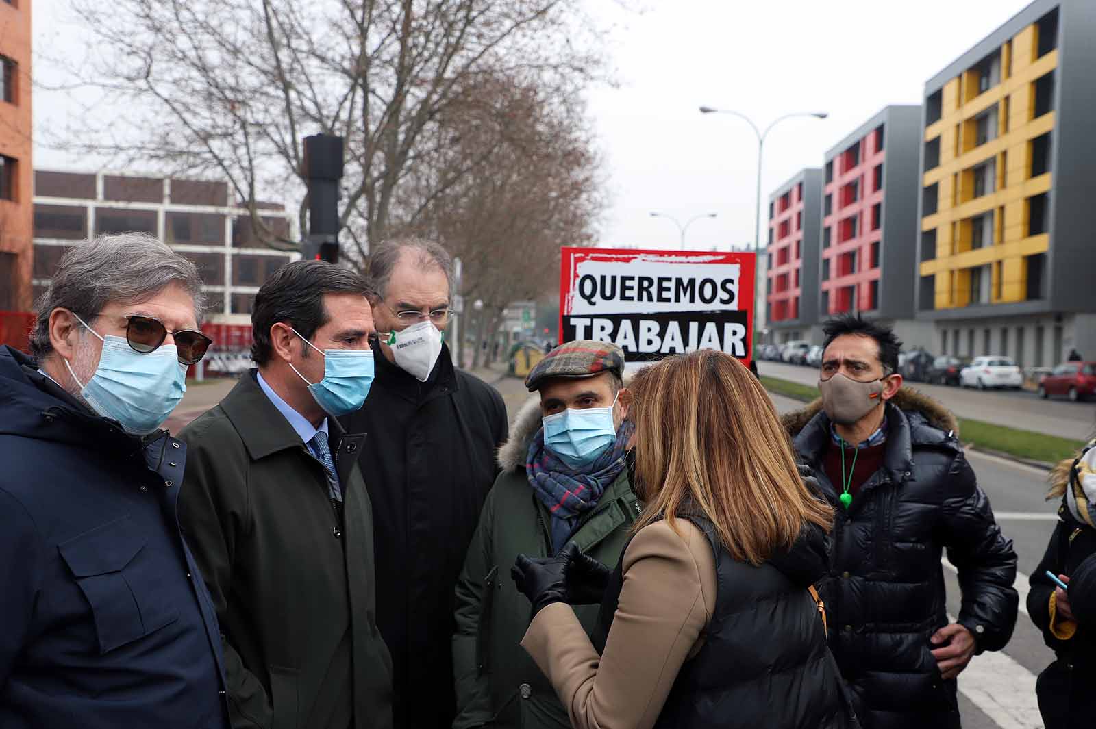 Alrededor de 250 personas se concentran en la delegación de la Junta para pedir ayudas directas para el sector.