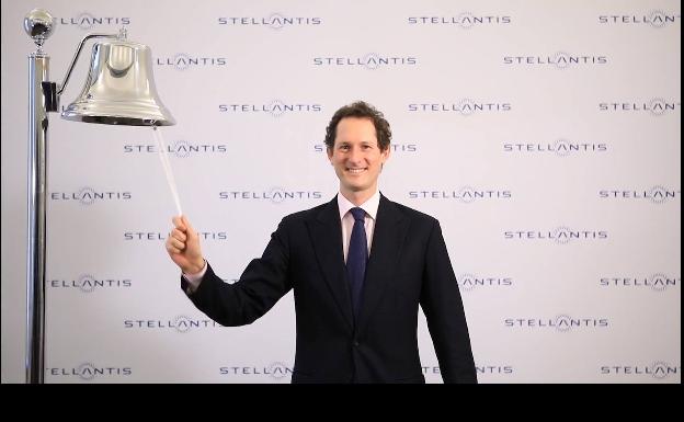 John Elkann, presidente del nuevo consorcio, toca simbólicamente la campana en Milán