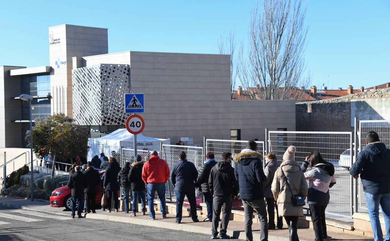 Gente de la zona de salud de Lerma esperando para someterse al test de antígenos. 