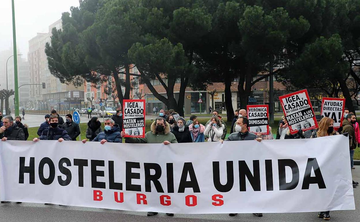 Protesta de hosteleros ante la visita de Mañueco a Burgos. 