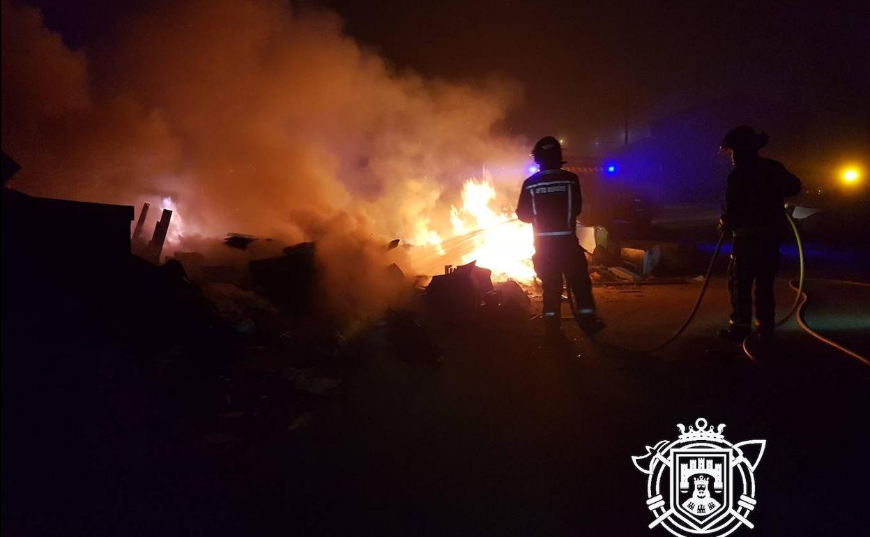 Los Bomberos de Burgos sofocan el incendio en la escombrera de El Encuentro.