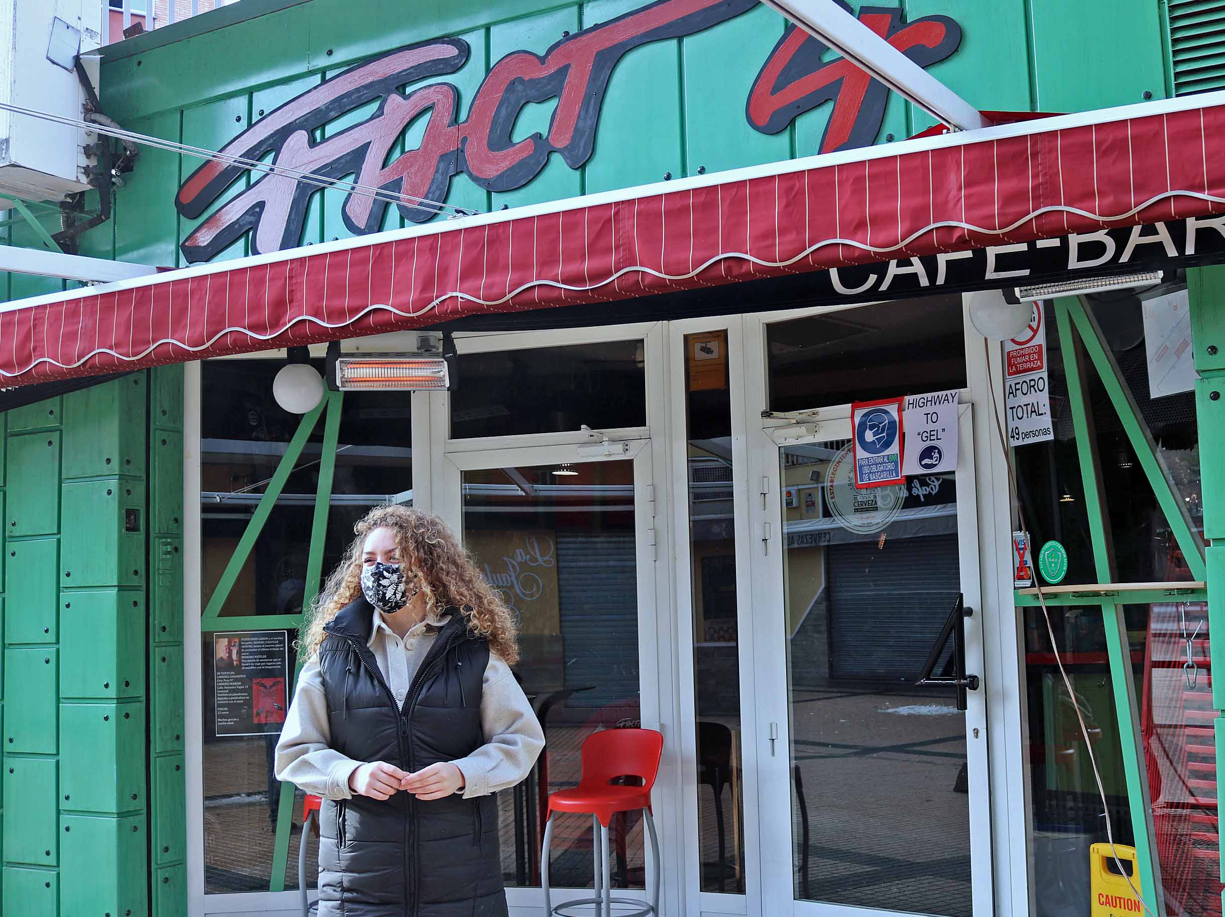 Paula a la entrada del bar en Burgos. 