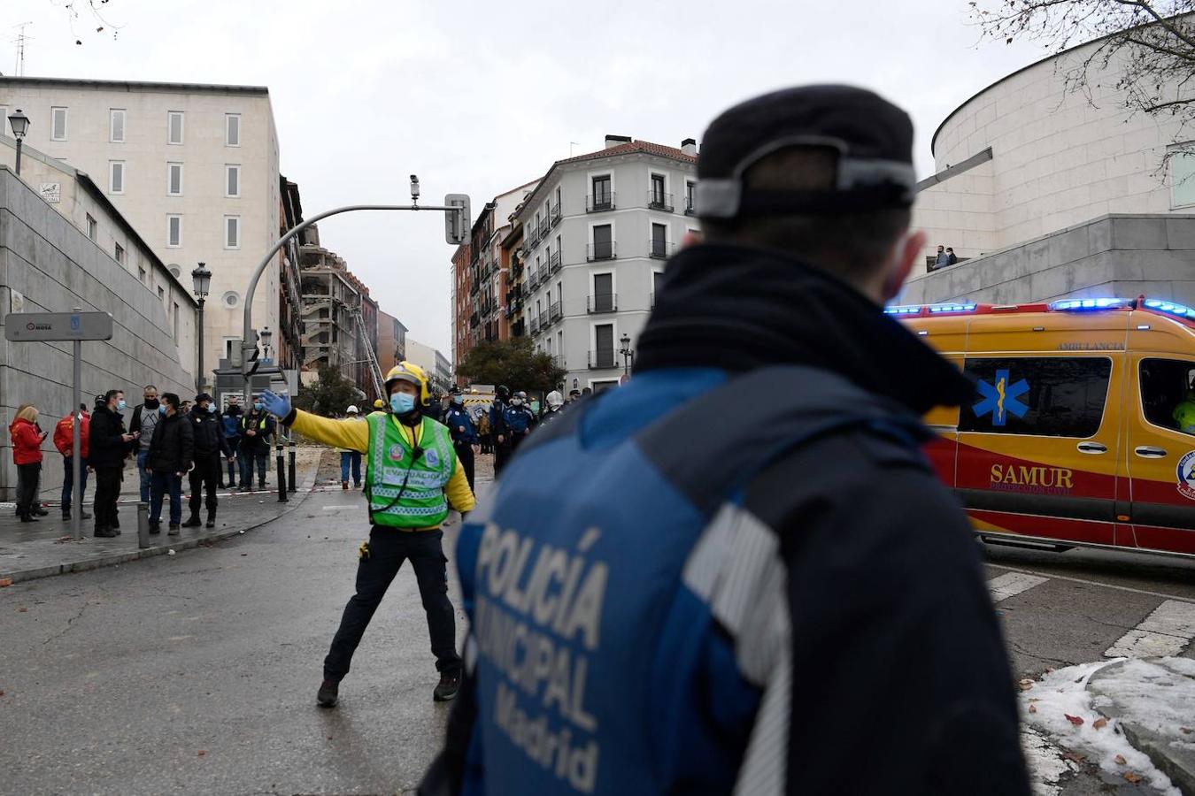 El personal de emergencia asegura el área que rodea un edificio dañado después de que una fuerte explosión lo sacudiera.