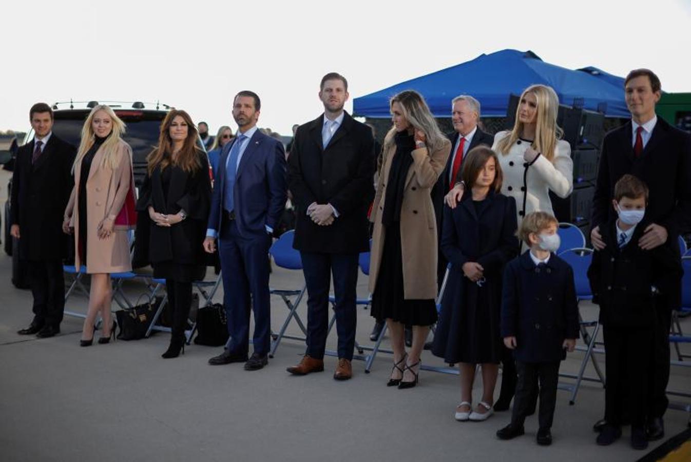 Los hijos y nietos de Trump, en la base aérea de Andrews. Toda la familia viajó junta a Florida en el Air Force One.