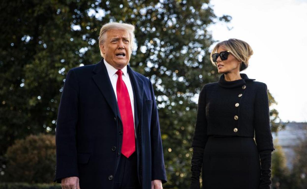 Trump y su esposa Melania, ante los medios de comunicación.