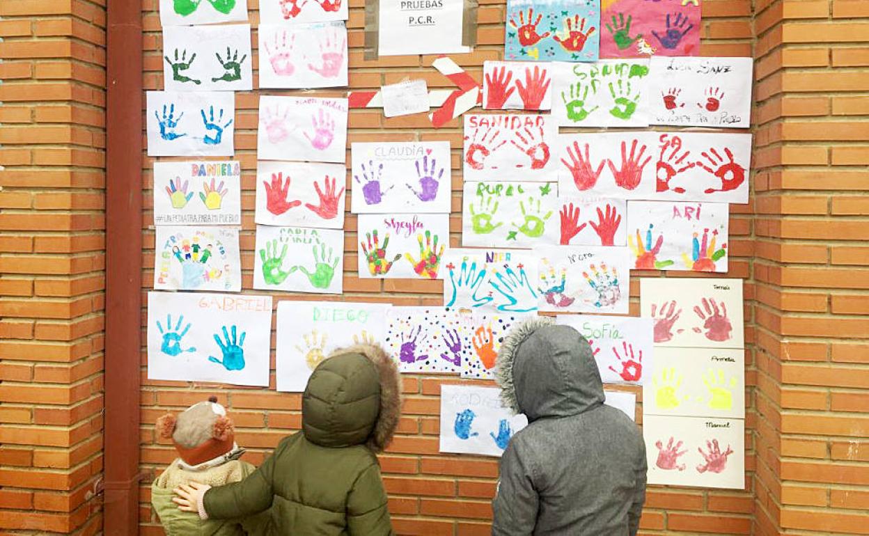 Los niños decoran los centros de salud de la Ribera del Duero para hacer visible la falta de pediatra.