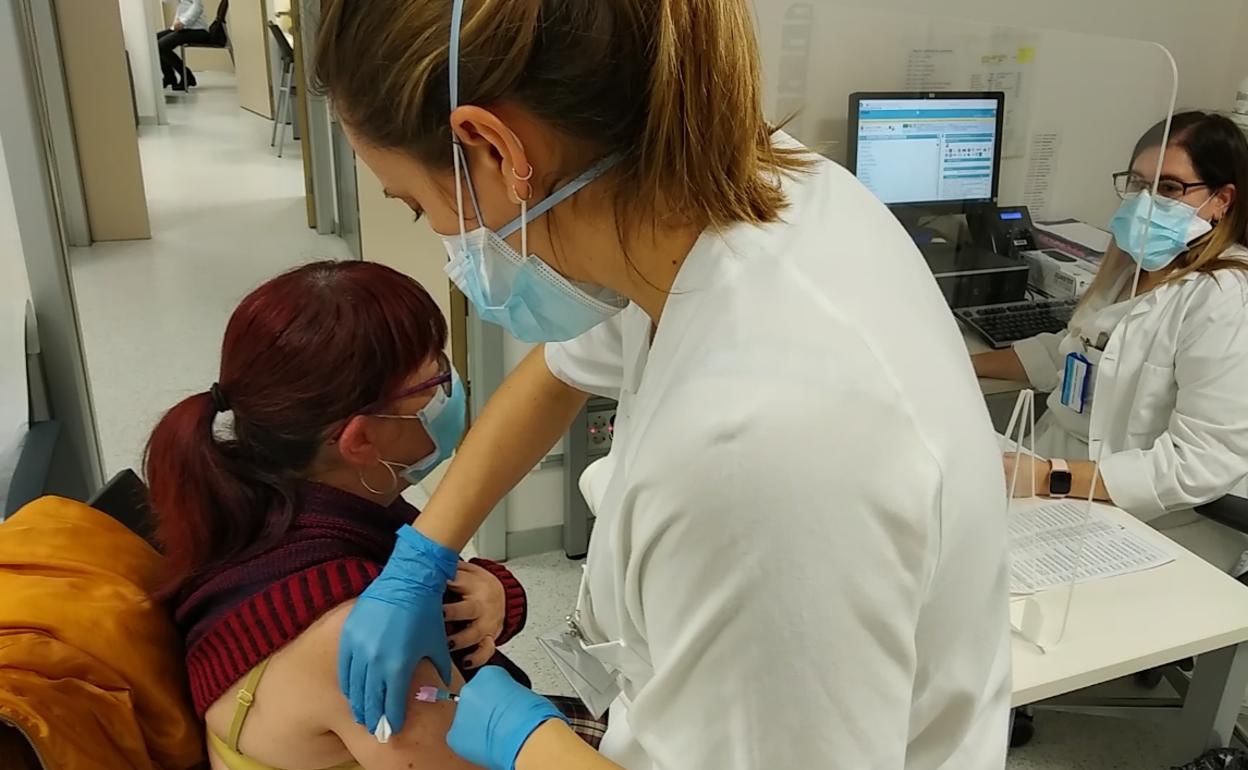 Imagen de la vacunación de sanitarios en Burgos.