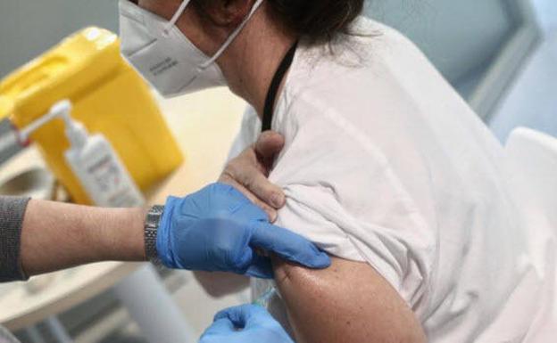 Una sanitaria se vacuna en un hospital de Madrid.