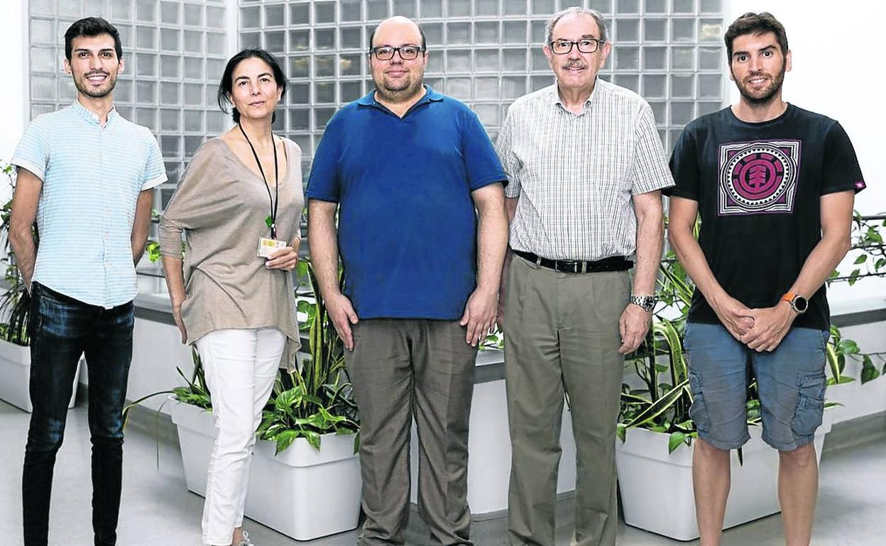 Pedro Alcolea y Vicente Larraga, rodeados de algunos miembros del equipo que trabaja con moléculas sintéticas.