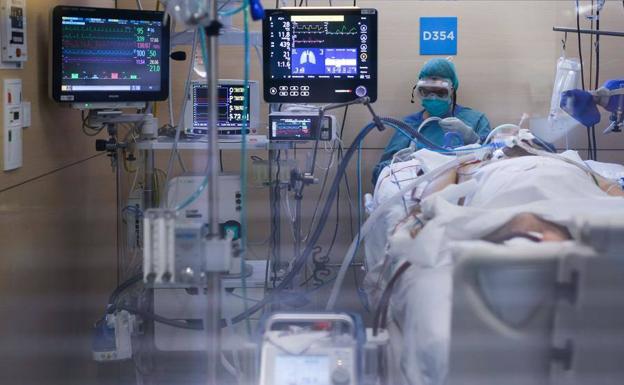 Una enfermera atiende a un paciente en la UCI del hospital Vall d'Hebrón de Barcelona.