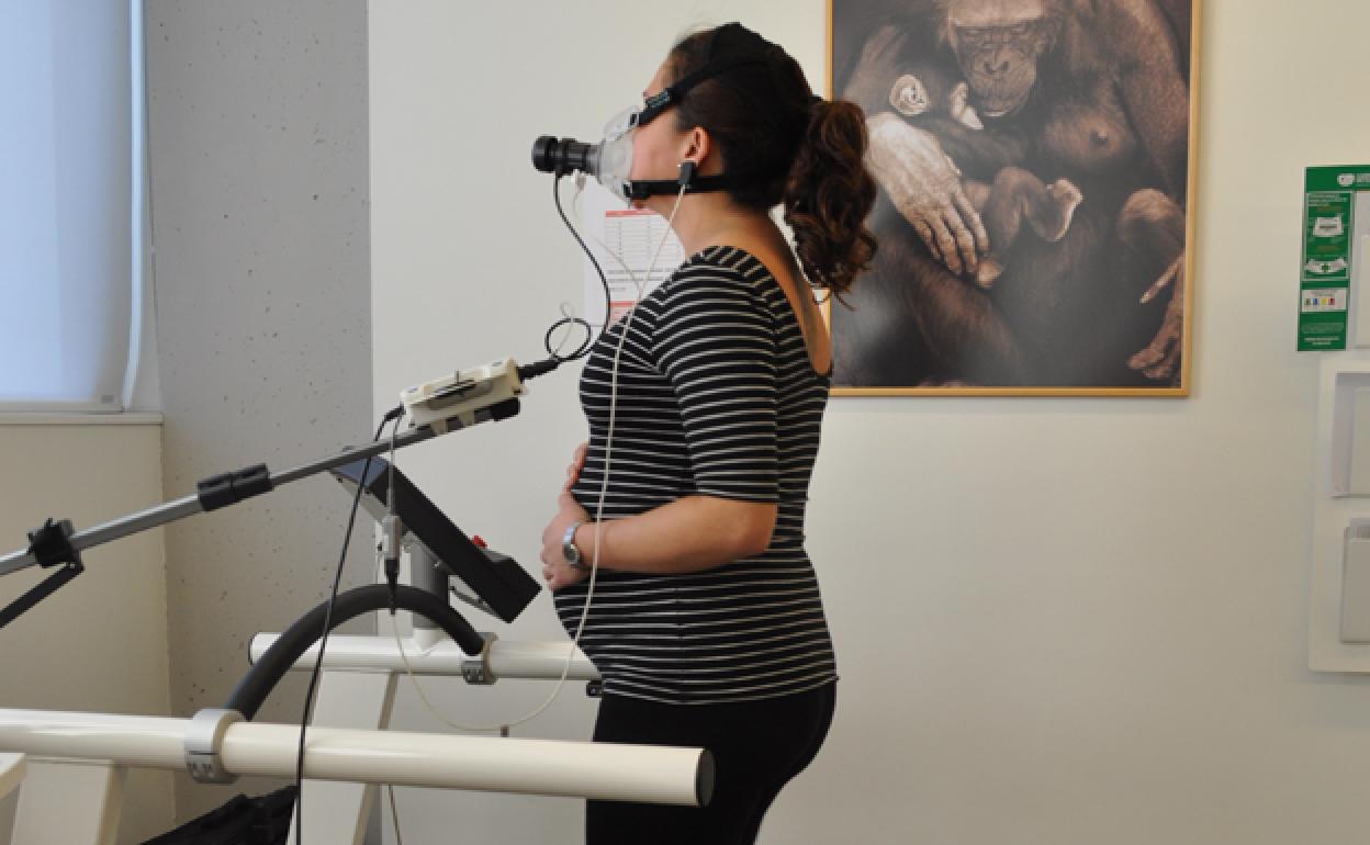 Voluntaria durante las pruebas en el Laboratorio de BioEnergía y Análisis del Movimiento del CENIEH. 