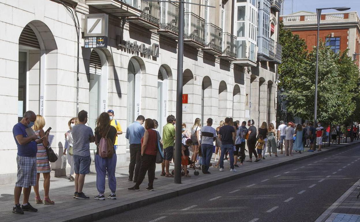 Colas el pasado mes de agosto, ante la Delegación Territorial de la Junta, para solicitar la ayuda por ERTE. 