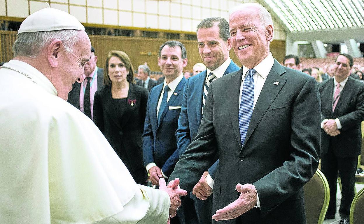 Biden estrecha la mano del pontífice con motivo de una visita al Vaticano durante el mandato de Obama.