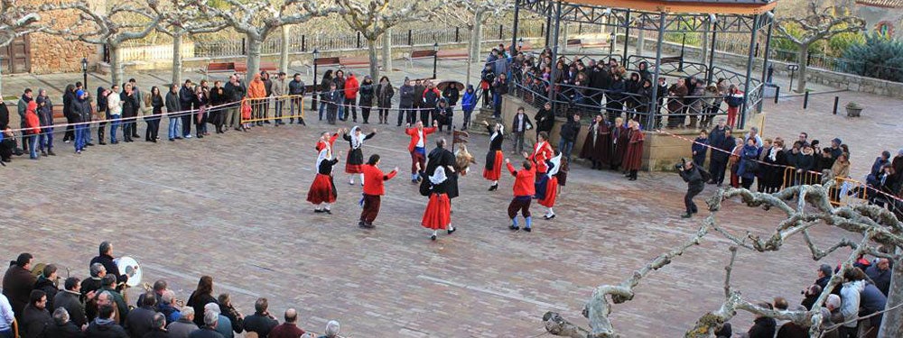 Mozos danzando en la plaza Mayor de Poza. 