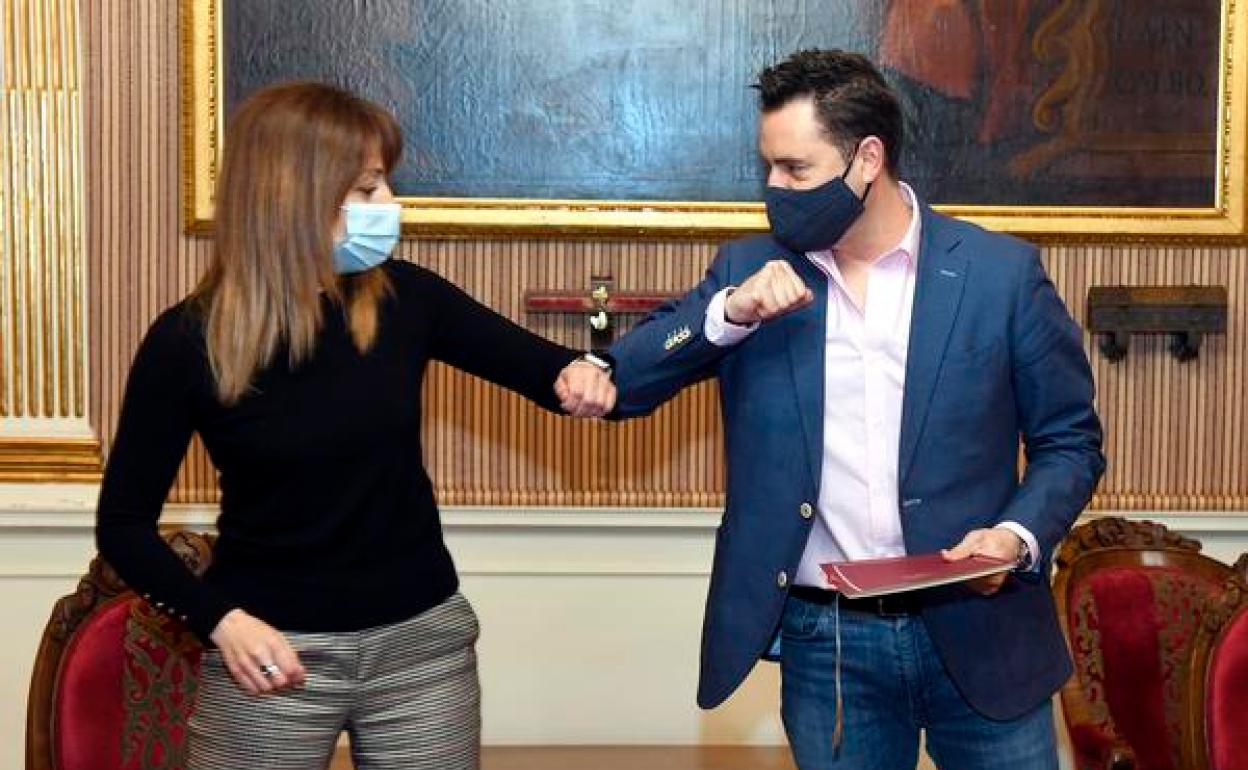 El alcalde de Burgos, Daniel de la Rosa, y la directora de Centro Penitenciario de Burgos, Elena Ramos Iglesias, firman un convenio para el desarrollo de actividades formativas, culturales y ocupacionales