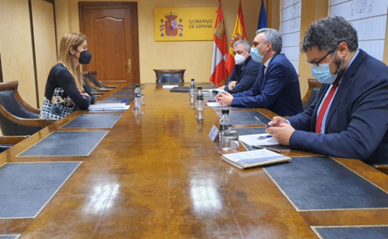 Reunión de la alcaldesa de Miranda, Aitana Hernando, con el delegado del Gobierno en Castilla y León, Javier Izquierdo. 