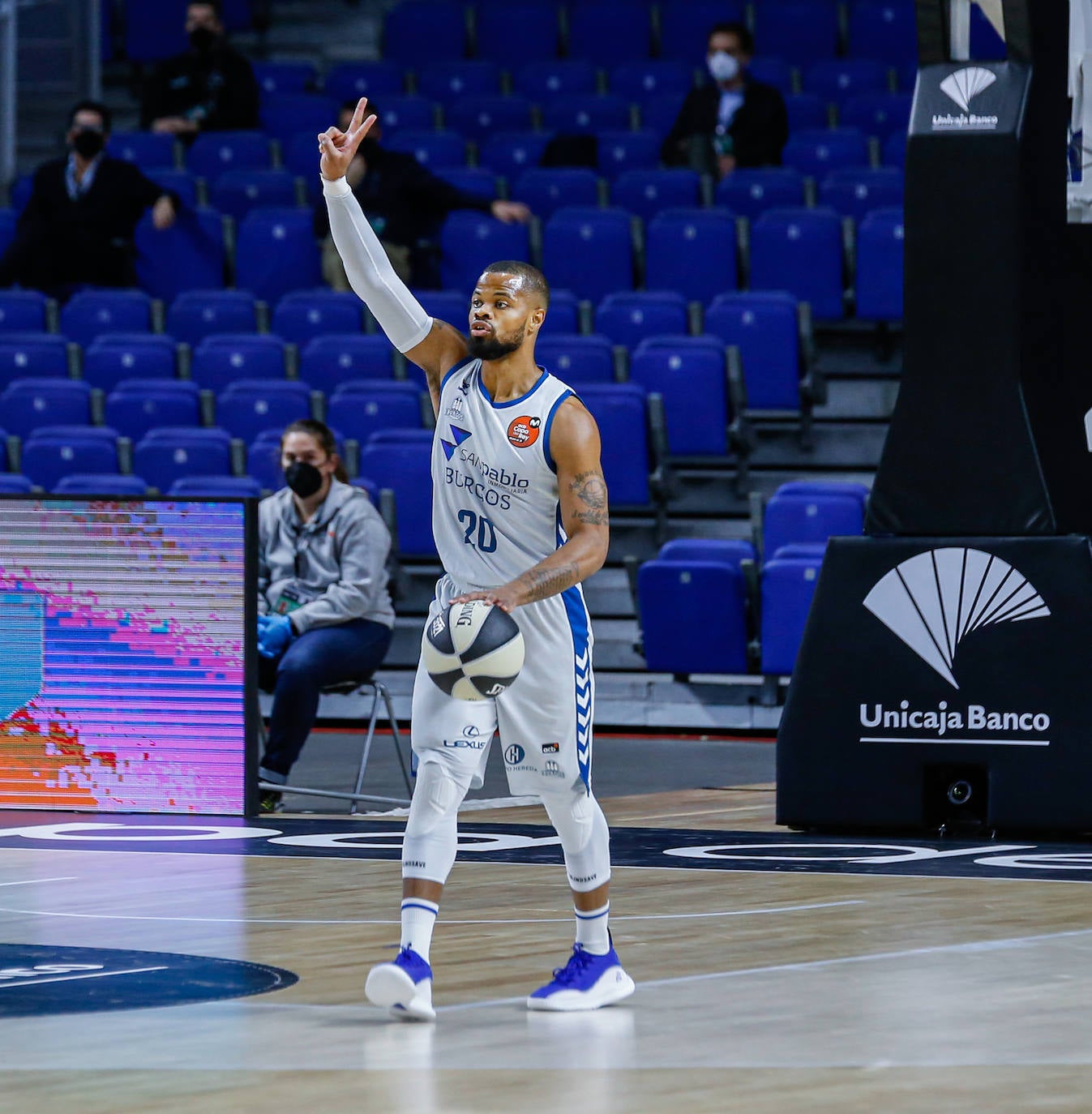 Derrota de los burgaleses ante el Lenovo Tenerife en su primer partido copero.