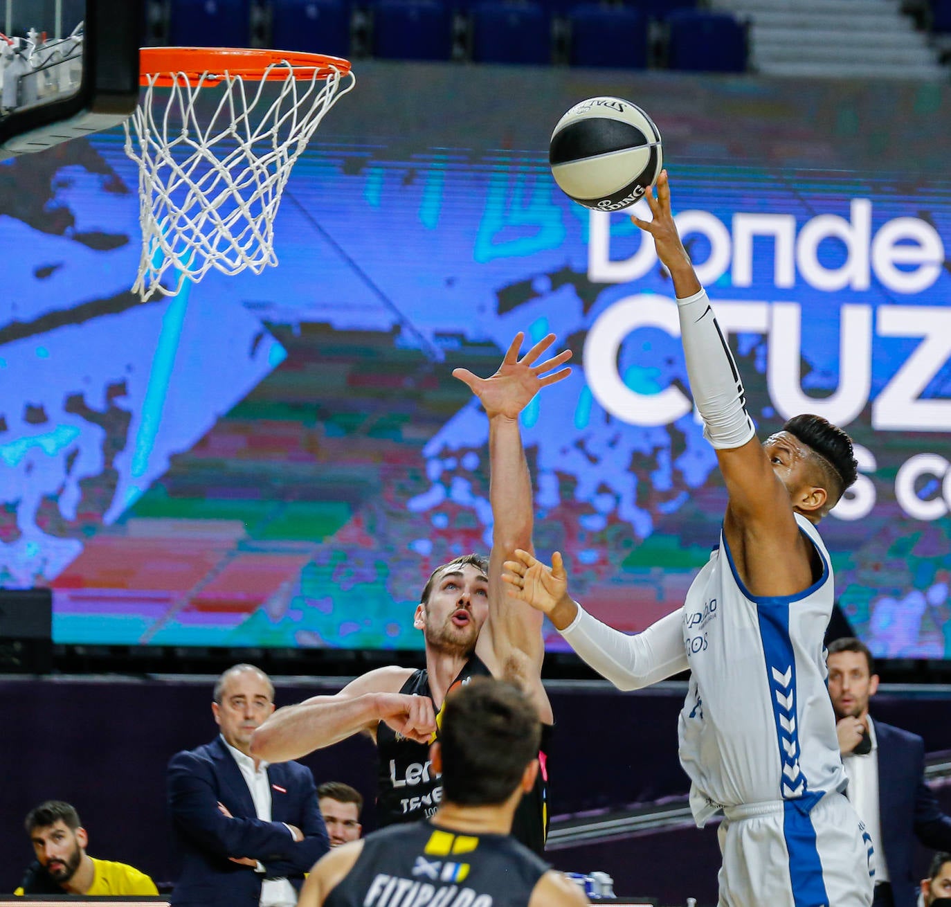 Derrota de los burgaleses ante el Lenovo Tenerife en su primer partido copero.