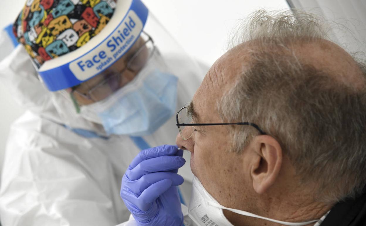 Momento de realización de test de antígenos en Los Cubos.