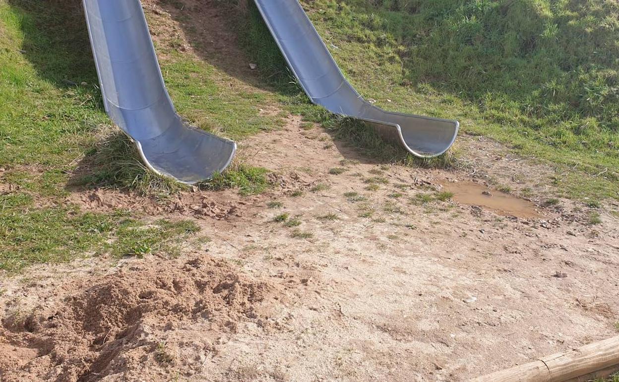 Fotografía proporcionada por el PP sobre el estado de un parque de la zona sur de Burgos. 