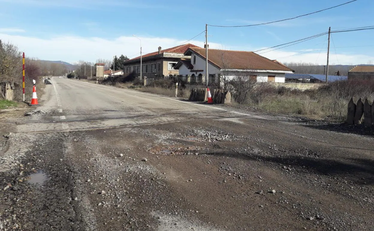 La meteorología y el tráfico han agravado el problema en este punto de la entrada a Salas de los Infantes que nunca ha estado en buenas condiciones. 