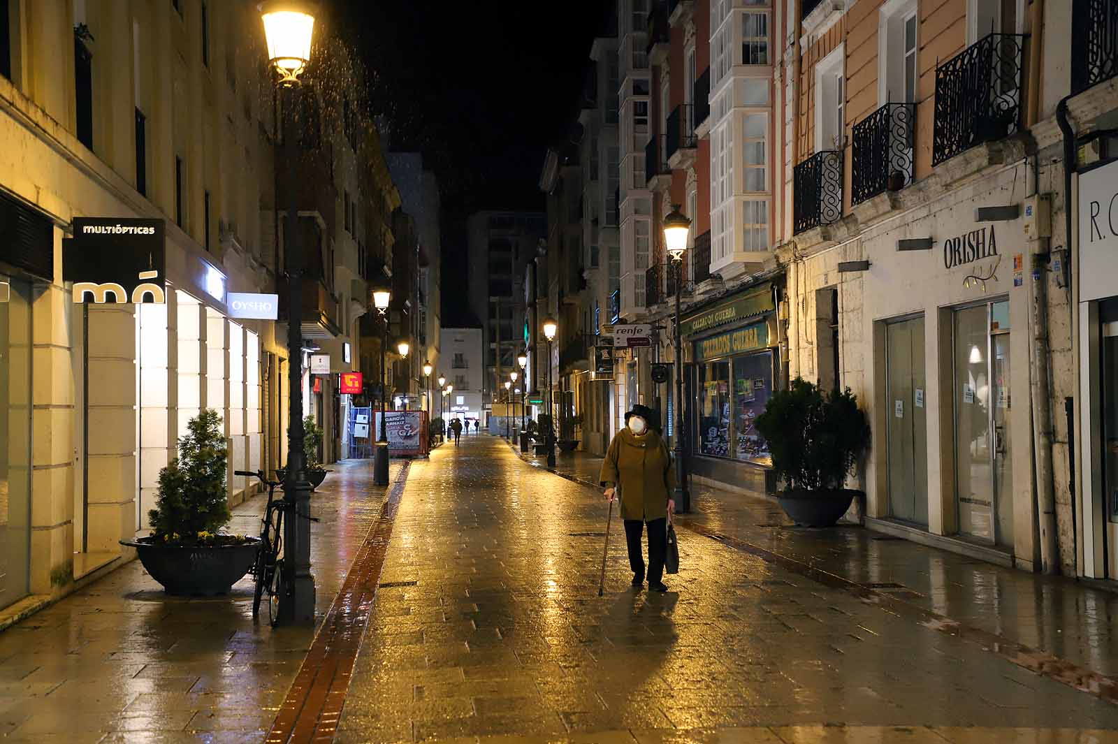 Fotos: La lluvia desluce la primera tarde sin toque de queda a las 20:00