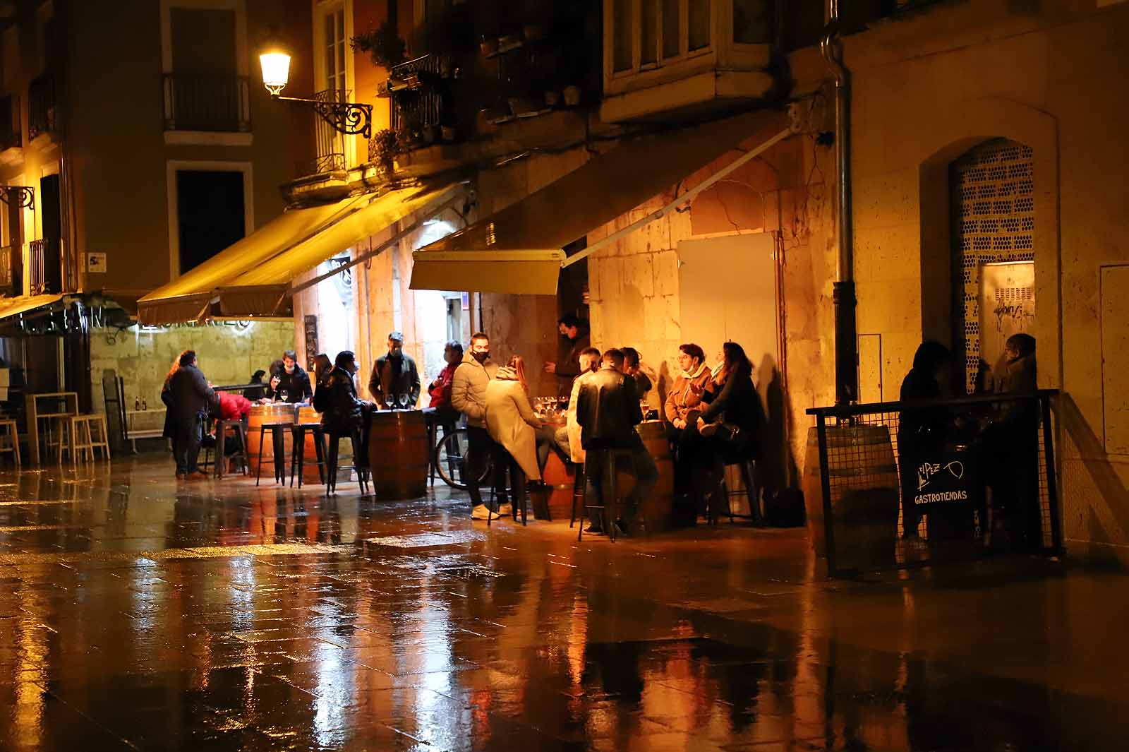 Fotos: La lluvia desluce la primera tarde sin toque de queda a las 20:00