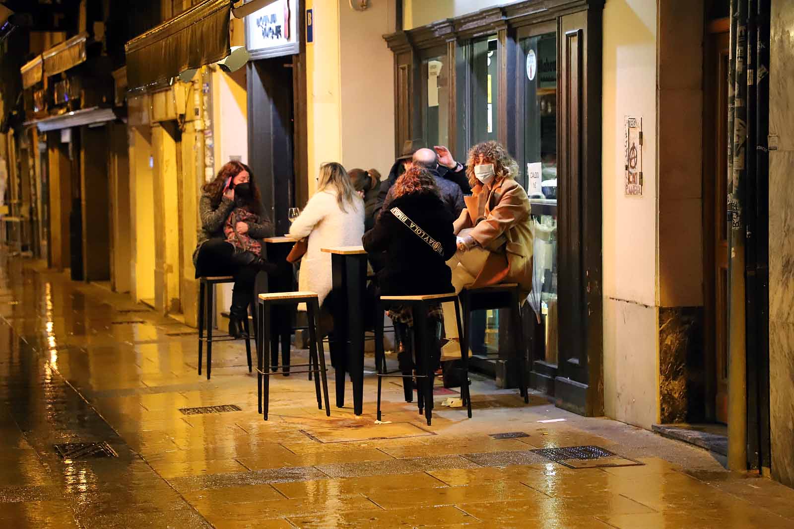 Fotos: La lluvia desluce la primera tarde sin toque de queda a las 20:00