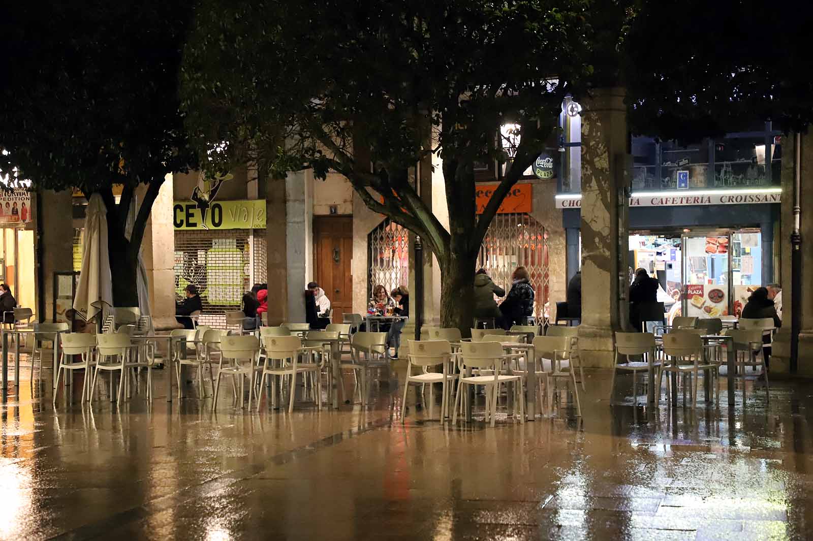 Fotos: La lluvia desluce la primera tarde sin toque de queda a las 20:00