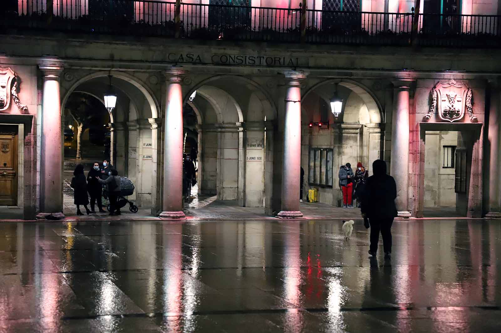 Fotos: La lluvia desluce la primera tarde sin toque de queda a las 20:00