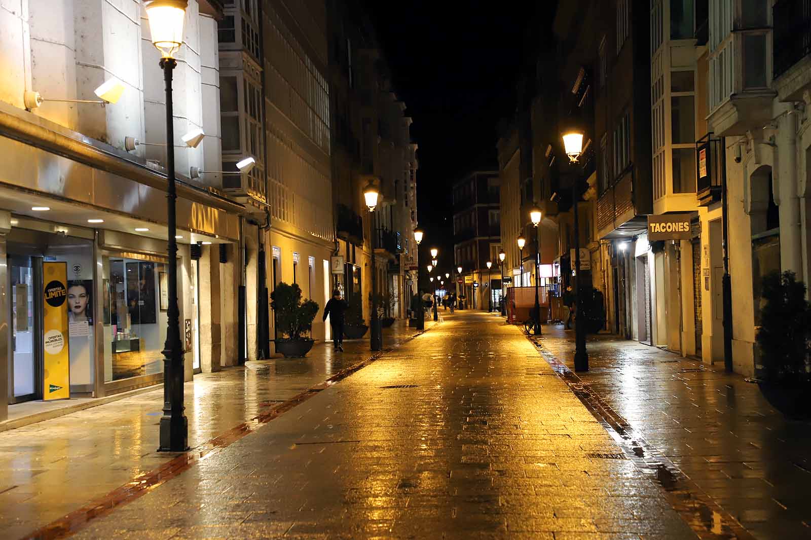 Fotos: La lluvia desluce la primera tarde sin toque de queda a las 20:00