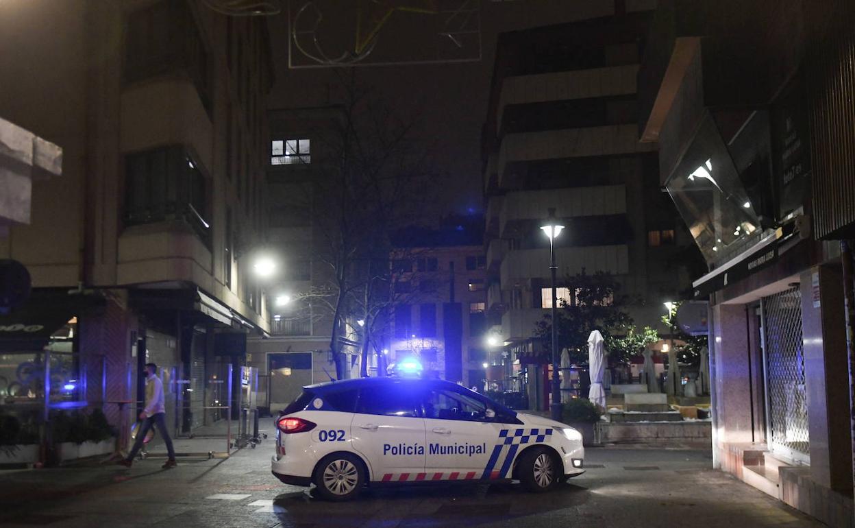 Un coche de la Polícia Local controla el toque de queda en Valladolid.