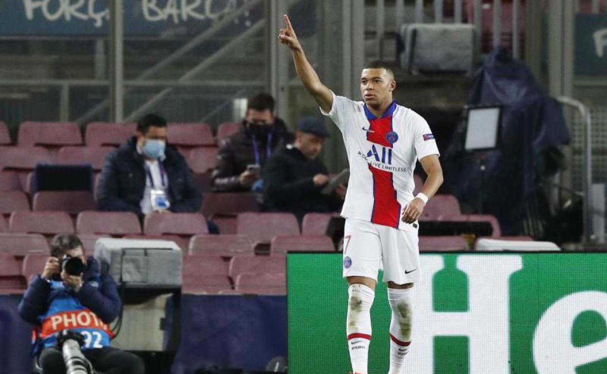 Mbappé celebra uno de sus tres goles al Barça.