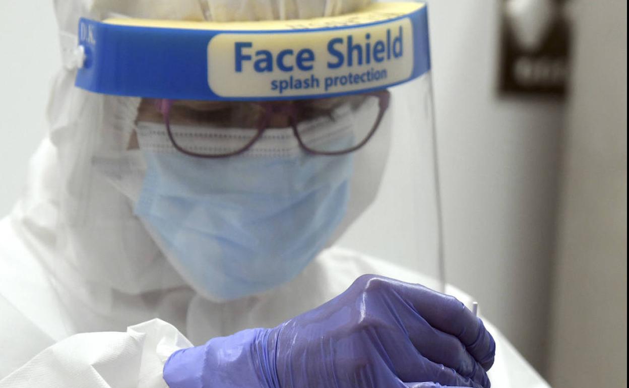 Imagen de un sanitario en los cribados selectivos.