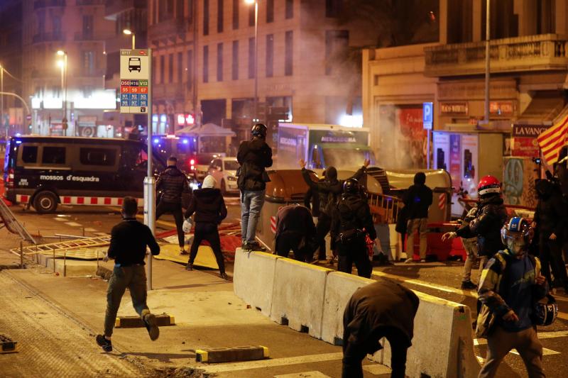 Varios manifestantes lanzan objetos a la Policía en Barcelona.