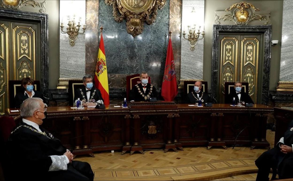 El rey Felipe VI, entre el presidente del Consejo General del Poder Judicial (CGPJ) Carlos Lesmes (segundo por la izquierda) y el ministro de Justicia Juan Carlos Campo, en la inauguración del año judicial en Madrid, el 7 de septiembre pasado