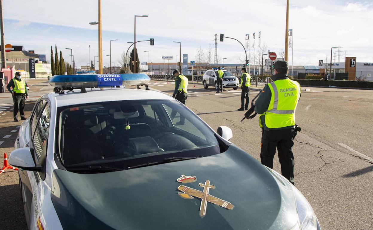 Control de la Guardia Civil para asegurar el cierre perimetral de Valladolid. 