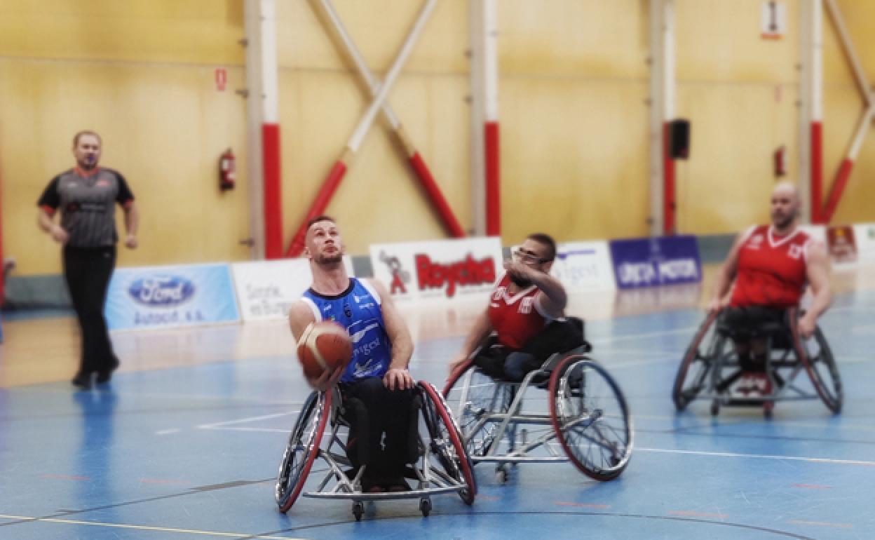 Macek entra a canasta en un partido en el Talamillo. 