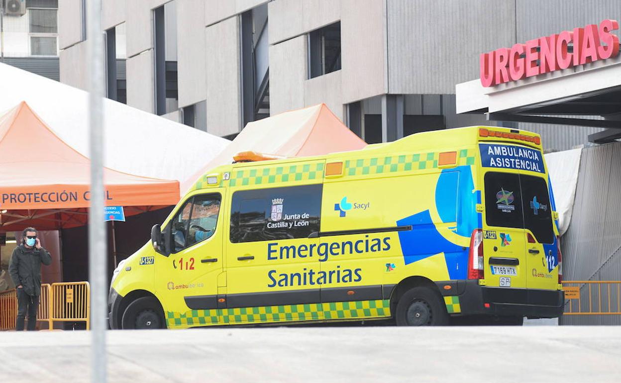 Una ambulancia del 112 en la puerta de Urgencias del Hospital Clínico de Valladolid. 