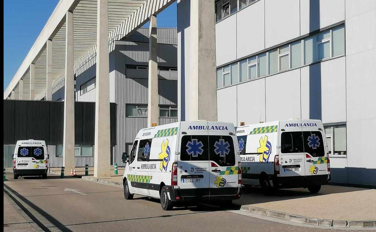 Ambulancias de los servivcios de transporte y emergencias en el HUBU.