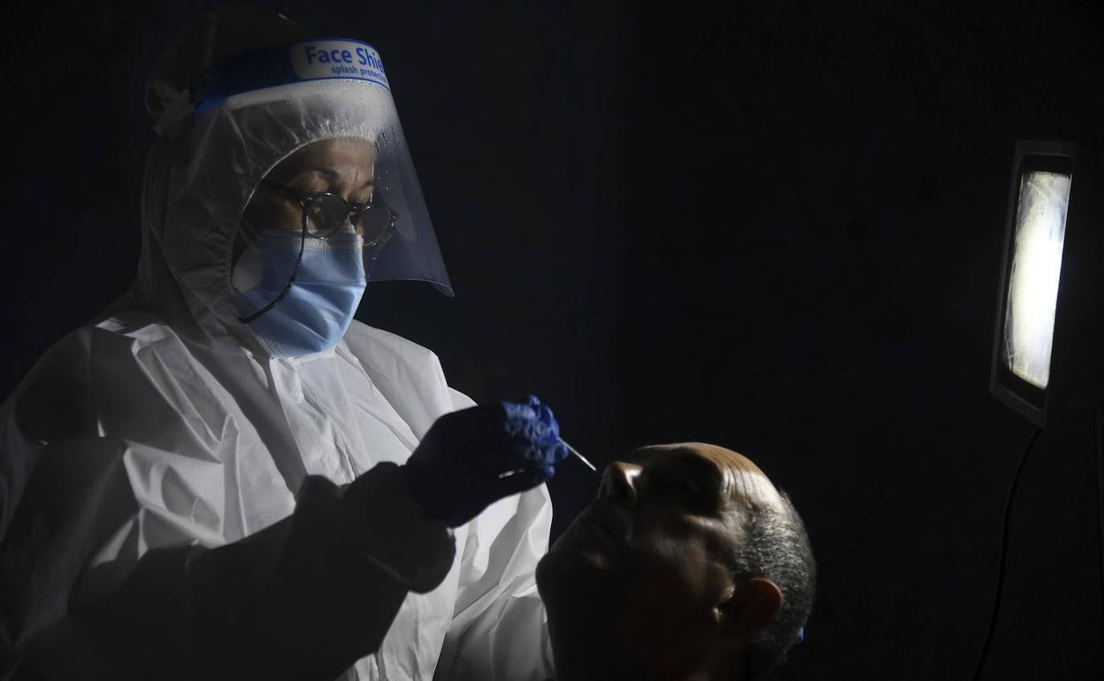 Imagen de un sanitario en uno de los cribados de Burgos.