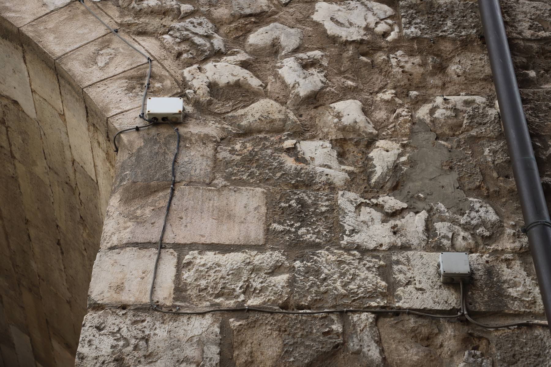 Fotos: Cables y registros eléctricos incumplen la normativa en la Catedral de Burgos